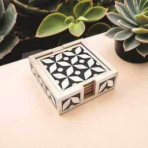 Juego de Cuatro Posavasos de Madera Tallada con Diseño Geométrico Clásico en Verde y Blanco, SAMI HANDICRAFT - Product Image 6