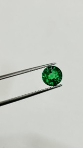 Émeraude zambienne naturelle de 1,5 carat, taille brillant ronde, couleur vert vif, par Sadiya International - Product Image 3