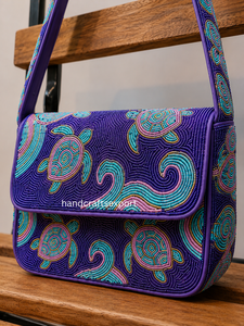 Sac à bandoulière léger et écologique fait main de luxe avec des perles en forme de tortue de mer |   Sac à main tendance sur le thème de l'océan pour femmes |   Flap de créateur - Product Image 3