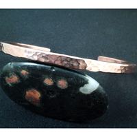 N.S OVERSEAS NS-CB-0865 Brazalete de Cobre Puro Sólido Martillado a Mano Personalizable de Calibre Extra Grueso y de Moda
