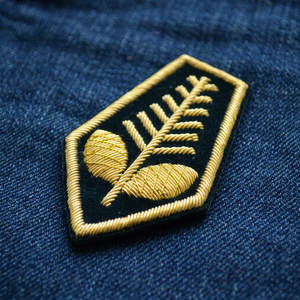Insignia Bordada Personalizada para Cuello con Ancla y Corona de Laurel, Parche de Tela Cosido para Uniforme - Product Image 1