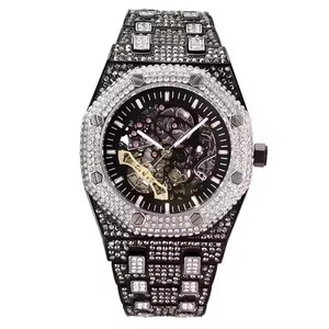 Montre élégante avec diamants en moissanite et mouvement à quartz VVS, conçue pour offrir style, durabilité et fonctionnalités haut de gamme. - Product Image 3