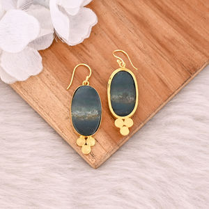 Pendientes de aro al por mayor con ágata de sangre, pendientes de latón chapados en oro amarillo, joyería de diseño hecha a mano - Product Image 4