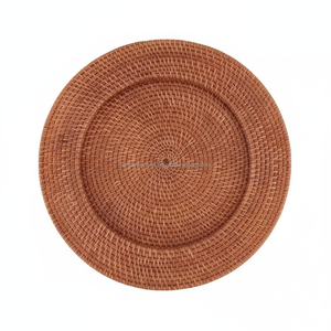 Cargador ligero de ratán hecho de ratán natural para uso versátil en la mesa, suministrado por un exportador de renombre de Vietnam. - Product Image 5