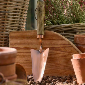 Pelle à main de jardin élégante en finition cuivrée avec manche en bois pour l'entretien des plantes décoratives - Product Image 1