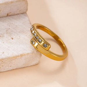 Nouvelle bague croix pour femme en acier inoxydable 304 avec finition plaquée or véritable 18 carats et strass, bijoux de mode en gros - Product Image 2