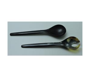 Ensemble de 2 cuillères à salade en corne, design unique, fabriquées à la main à partir de corne de buffle naturelle, à prix abordable. - Product Image 3