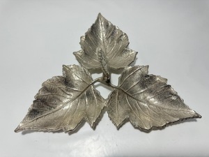 Plateau décoratif vintage en aluminium argenté peint, motif plume et feuille, en métal texturé, pour bibelots, bijoux et centre de table - Product Image 4