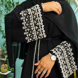 Abaya élégante et modeste brodée à la main pour femmes, tenue islamique traditionnelle et stylée - Product Image 1