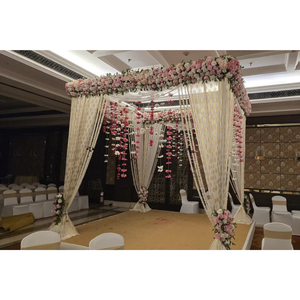 Décoration de scène de mariage indien traditionnel avec un thème royal rouge et doré. - Product Image 2