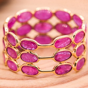 Anillo de Eternidad con Tres Filas de Rubíes Naturales Ovalados en Oro Amarillo Sólido de 18K, Joyería Fina, Memoria Jewels, Venta al Por Mayor - Product Image 4