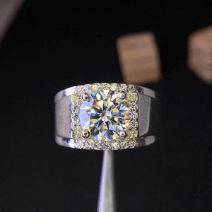 Anillo de compromiso y boda unisex chapado en rodio con moissanita de corte redondo y plata de ley 925, estilo hip hop, con diseño de racimo, ideal como anillo de promesa. - Product Image 2