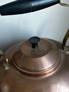 Théière en cuivre vintage élégante avec long bec courbé, poignée latérale en cuivre, couvercle assorti, corps traditionnel arrondi et décorations haut de gamme - Product Image 3