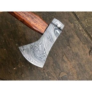 Hache en acier de Damas avec manche en bois et lame décorative - Product Image 3