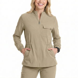 Blouse médicale haute performance à poignets côtelés et poche à rabat sur la poitrine – Prix de gros – Solutions personnalisées pour le secteur de la santé – Blouses médicales - Product Image 1