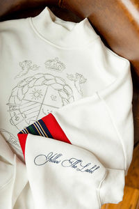 Sudadera Personalizada OEM Extra Grande con EMBLEMA de Hermandad, Estilo Urbano Otoño/Invierno, con Lentejuelas Bordadas y Cuello Alto de Felpa - Product Image 2