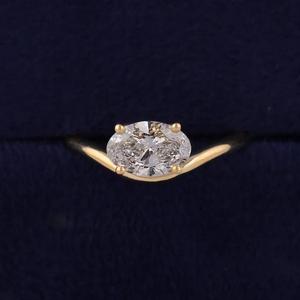 Anillo de Oro Amarillo Macizo con Diamante de Corte Ovalado, Engaste de Puntas Tipo East West, Banda Ondulada Curva Sencilla, Solitario Minimalista para Compromiso y Boda - Product Image 1
