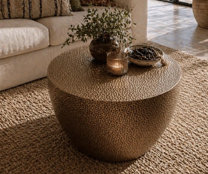 Table basse moderne en aluminium doré pour salon et jardin, avec design martelé sur les côtés - Product Image 1