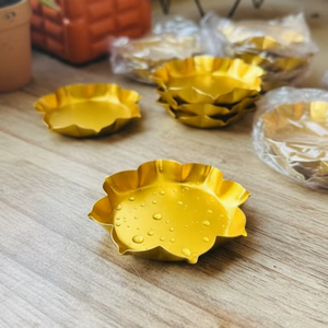 Cuencos artesanales de latón festoneados y adornos decorativos para el hogar moderno y el espacio espiritual, con flores meticulosamente elaboradas. - Product Image 1