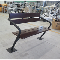 Banc d'extérieur en bois de haute qualité avec pieds courbes au design unique pour jardin et parc