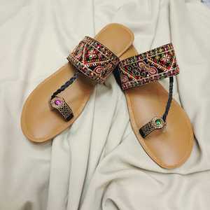 Low MOQ Prices Latest Designs Women Khussa Shoes <b>Flat</b> <b>Sandals</b> Indian Punjabi Breathable Anti-Slip <b>Flat</b> Chappal Shoes For Women - Product Image 3