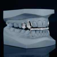 Grillz personnalisés en forme de crocs de vampire avec barre en moissanite |   Grillz dentaire plaqué or 18 carats style Hip Hop, certifié IGI, avec dents en or blanc glacé