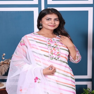 Ensemble Kurta Traditionnel Élégant NIYANI en Viscose Blanche à Séchage Rapide avec Dupatta à Rayures Pastel et Imprimé Floral pour Mariage Estival Frais et Tenue Ethnique - Product Image 5