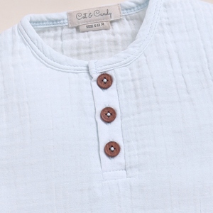 Camiseta Henley de muselina orgánica de manga corta para bebé de calidad premium con diseño de derretimiento de hielo - Product Image 3