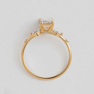 Bague de mariage solitaire pour femme en or 18 carats avec diamant de laboratoire taille émeraude 2,50 carats, clarté VS1, couleur F, certifié IGI, diamant HPHT - Product Image 3