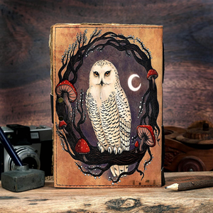 Magnifique carnet en cuir écoresponsable de style vintage, fait main, avec superbe illustration de hibou blanc et champignons, 60 pages, idéal comme cadeau - Product Image 2