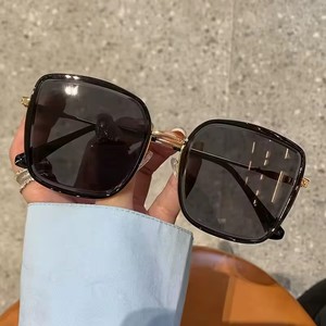 Gafas de Sol Cuadradas de Moda al por Mayor, con Logotipo Personalizado, de Alta Calidad, UV400, PC Rojo, Diseño Exclusivo para Mujer - Product Image 4