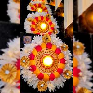 Base de tapis Rangoli Diya pour escalier, avec pompons alternés rose et jaune, médaillon concentrique à motifs miroir et bordure de pétales blancs duveteux - Product Image 3