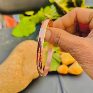 Brazalete de Cobre Sólido Hecho a Mano, Brazalete de Cobre Clásico de Perfil Redondo en Venta - Product Image 1
