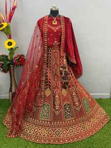 Tenue de mariée indienne en velours lourd, Lehenga Choli avec broderies de sequins et de Malti, et Dupatta en filet brodé de sequins. - Product Image 6