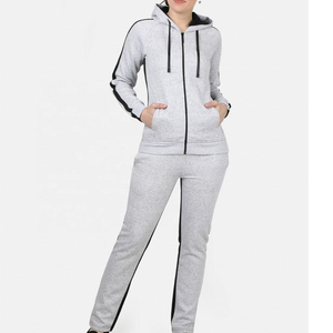 Conjunto deportivo de dos piezas para mujer, con top corto de manga larga con cremallera y pantalones deportivos con bolsillos, conjunto de chándal de algodón para mujer - Product Image 1
