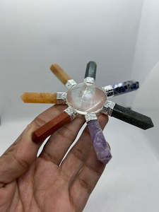 Générateur d'énergie naturelle 7 chakras avec pyramide de cristal et 7 pointes de crayon en pierres précieuses pour la guérison, la méditation et la décoration Reiki - Product Image 5