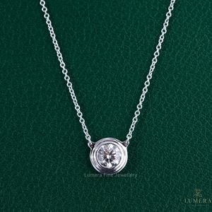 Collier pendentif solitaire en or massif 14 carats avec diamant de laboratoire taille brillant couleur D 1 carat certifié IGI, serti clos, style moderne et minimaliste - Product Image 5
