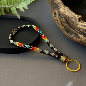 WE HERE EXPORTS Cadena de Muñeca Hecha a Mano para Mujer con Perlas de Imitación, Diseño de Llave Colorida, Soporte Duradero para Anillos, Uso Diario - Product Image 1