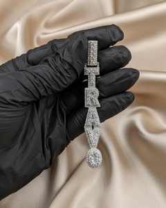 Colgante Personalizado con Inicial Vertical y Letras Incrustadas, Joyería Hip Hop, Colgante Personalizado con Moissanita VVS, Colgante Bling para Raperos - Product Image 3