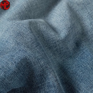 Jean en denim skinny délavé clair pour homme, coupe slim, taille mi-haute, avec jambes articulées 3D et multiples poches, style workwear - Product Image 5