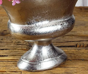 Jarrón de Diseño Europeo Moderno y Sencillo, de Aluminio Plateado Mate, Ecológico, Impermeable, Duradero, Hecho a Mano y Personalizable - Product Image 6