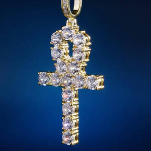 Colgante de Cruz Chapado en Oro de 18K con Circonitas Redondas, Amuleto Religioso, Joyería de Moda Unisex, Regalo - Product Image 1