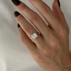 Bague de fiançailles solitaire en or blanc 18 carats avec diamant de laboratoire taille princesse, sertie clos, design tendance, certifiée IGI, pour femme, en promotion - Product Image 1