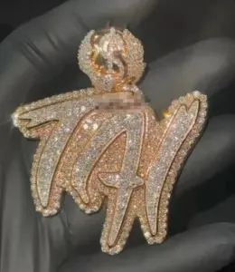 Colgante Personalizado con Iniciales de Moissanita Real de Corte Redondo de 3.00Ct, Plata de Ley 925 Chapada en Oro Rosa, Regalo Hiphop para Mujer - Product Image 2