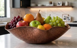 Bol à fruits en cuivre martelé, centre de table décoratif en métal à bord ondulé, grand récipient rustique moderne pour îlot de cuisine - Product Image 3