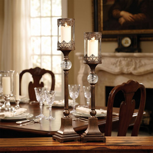 Eleva tu decoración con este portavelas de metal bronce vintage con adornos de encaje y elegante cristal. - Product Image 5