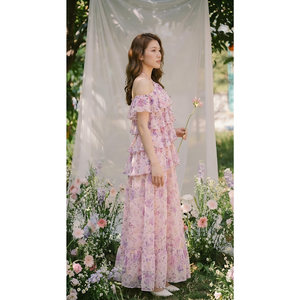 เดรสยาวลายดอกไม้สีชมพูสำหรับผู้หญิงขายดี ดีไซน์เปิดไหล่ระบายชั้นๆ ผ้าชีฟอง สไตล์โบฮีเมียนสุดหรู เหมาะสำหรับงานปาร์ตี้ฤดูร้อน ขายส่ง - Product Image 1