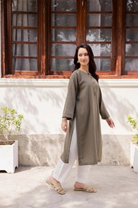 Robe mi-longue ample en coton olive pour femme, style ethnique indien traditionnel, séchage rapide, infroissable, haute qualité, idéale pour les fêtes et mariages - Product Image 1