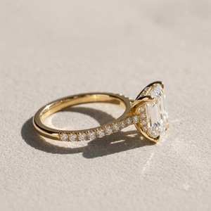 Boucles d'oreilles en diamant de laboratoire taille Radiant, plaqué or, sertissage quatre griffes, pierres latérales pavées, classiques pour mariage, anniversaire, fête - Product Image 3