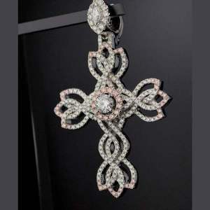 Pendentif croix en acier inoxydable plaqué argent avec moissanite et diamants roses et blancs, bijou hip-hop unisexe - Product Image 3
